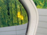 【ブラインドスポットモニター】走行中、ドアミラーの死角になりやすい箇所に後続車が接近するとサイドミラーのレンズに警告を表示!ドライバーに注意喚起をしてくれます。