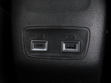 後席には充電専用のタイプAとタイプCのUSBが装備されています。