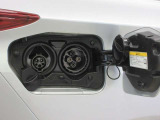 運転席側後方に充電口があります。