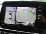 自車を真上から見下ろすように映し出すので周囲の状況が分かるアラウンドビューモニター搭載。フロントカメラとしても使用できます。車庫入れなど苦手な人の頼りになる助っ人です。