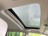 【サンルーフ】開放感たっぷりの希少装備、サンルーフが装着されています!車内に明かりを取り入れたり景色を楽しむ以外にも、車内の空気も簡単に換気できて快適です!