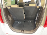 後席のシートをスライドさせると、広い荷室空間が生まれます。