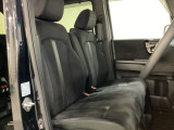 座面も厚みがあり背もたれも高く、広い足元にゆったり座れるシートです。運転席と助手席の間が空いている為、助手席側への移動がスムーズです。交通量の多い道でも助手席側から乗り降りができます。