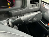 【オートライト】車外の明るさに応じて、自動的にライトの点灯・消灯をしてくれます。
