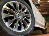 【純正20インチアルミホイール】外観にマッチした純正アルミホイールを装着しております。各種社外アルミホイールや、スタッドレスタイヤも取扱いしております。是非ご相談ください♪