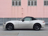 純正アルミで全体的にデザインがまとまっています。車も人も、オシャレはまずは足元からですね。