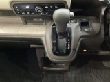 CVT車のセレクトレバーです。低速から高速まで、変速ショックのないスムーズな走りを実現するとともに、エンジン効率のよい領域を維持することで燃費にも貢献します。
