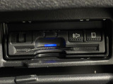 【ETC】有料道路を利用する際に料金所で停止することなく通過できる、ETC車載器(ノンストップ自動料金収受システム機器)が装備されています。セットアップを行うことで利用可能になります。