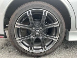 足元バッチリ、純正16インチアルミホイール