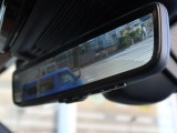 車体に装備したカメラによる後方映像が、ルームミラーに映し出されます。後席に人が座っていても、ラゲッジスペースに荷物を満載していても、車両後方の様子をはっきりと確認できます。
