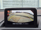 カラーで後方映像をモニターに映し出してくれるので、ショッピングモールのような狭い駐車場であったとしても障害物を見つけ、楽々駐車することができますね。