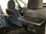 運転席・助手席の背もたれには、2列目シート用にカップホルダー付きの「格納式のシートバックテーブル」を装備しています。休憩時のちょっとした時間などカップを置いたり、小物置きに使えて便利です。