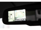 モニターをビルトインした ディスプレイ付きルームミラー映像は、スイッチ操作により、「トップビュー」「フロントビュー」「サイドブラインドビュー」を切り替えが可能です。