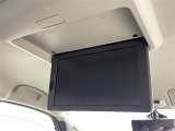 【後席モニター(フリップダウンモニター)】後部座席からも、DVDや映画・ライブ映像など様々な動画が楽しめドライブが退屈しません!※機種によって接続できる映像が異なります。