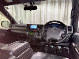 運転席まわりです。 各操作スイッチは使いやすい位置に配置されてます。