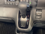 自然に手が届く距離に配置されたシフトレバー。