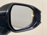 ウインカーミラーにはBSM(ブラインドスポットモニター)を搭載。隣を走る車両が死角に入るとLEDインジケーターを点灯。また、ウィンカーを出すとインジケーターも光って点滅!注意を促してくれます