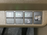 ハンドルの右側にはヘットライトリベライザーとHondaセンシング用のメインスイッチがついています。ヘッドライトリベライザーは道路状況や積荷の加重に応じてライトの高さを調節できます。