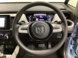 オーディオのチャンネル変更やボリュームなどの操作スイッチの他にレフトセレクターホイールがついています。中央部を指先で上下に動かすことで、マルチインフォメーション・ディスプレイの各表示が確認できます。