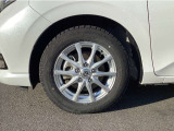 社外15インチアルミホイールです。(※タイヤはスタッドレスです。)タイヤサイズは185/65R15です。