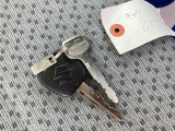 キーレスエントリーボタン付きのキーです。スペアのキーも付属しています。