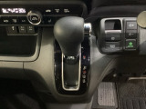 CVT車のセレクトレバーです。低速から高速まで、変速ショックのないスムーズな走りを実現するとともに、エンジン効率のよい領域を維持することで燃費にも貢献します。