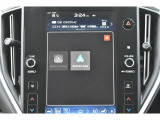 Apple CarPlay/Android Autoに対応しスマートフォンにインストールされているアプリを大画面に表示して使用できるほか、音声認識による操作も可能です。