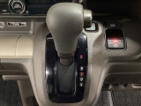 CVT車のセレクトレバーです。低速から高速まで、変速ショックのないスムーズな走りと、エンジン効率のよい領域を維持して燃費にも貢献します。サイドブレーキはスイッチ操作の電子制御パーキングブレーキです。
