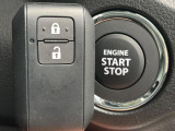 【キーレススタートシステム】カバンやポケットに入れたままでもドアの施錠・解錠が可能なスマートキーを装備。エンジンのオン・オフ時もカギを取り出す必要が無いからとっても便利です♪
