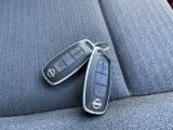 インテリジェントキーです。キーをポケットやバッグなどに入れておけば、スイッチを押すだけでドアやバックドアのロックが開閉でき、運転席近くにキーがあればプッシュスタートスイッチでエンジンが始動できます