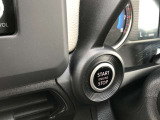 ステアリング左に備えたプッシュスターター。エンジンスタートもドアの開閉も指先一つでワンタッチ