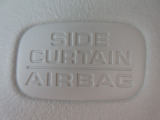 サイドカーテンエアバックシステムは、側面衝突時に大人から子供までさまざまな体格の乗員の頭部や頚部を広範囲で保護。特にセンターピラーへの頭部衝突を防ぐ展開性能を実現しています。