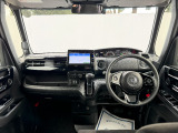前方の視界も開けてとても運転しやすいパッケージングです。各種スイッチ類も操作しやすい位置に並んでいます。小物入れなどの収納も充実していてとても使い勝手のいいダッシュパネルです。