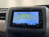 リバースギアに入れるだけで後方の表示へ切り替わります。夜間や雨の日の駐車も楽になりますよ。