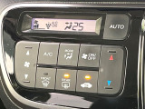 【オートエアコン】一度お好みの温度に設定すれば、車内の温度を検知し風量や温度を自動で調整。暑い&hellip;寒い&hellip;と何度もスイッチ操作をする必要はありません。快適な車内空間には必須の機能ですね♪