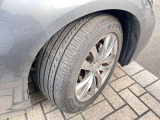 純正18インチアルミホイール。大きく目立つような傷もなく良好です。