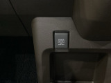 アクセサリーソケットはUSBのアダプターなどをつければ、スマホの充電にも使えます。周辺には物が置けるボックスがついています。