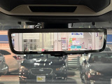 【スマートリヤビューミラー】後席の大きな荷物や同乗者で後方が確認しづらい時でも安心!カメラが撮影した車両後方の映像をルームミラー内に表示。クリアな視界で状況の確認が可能です!