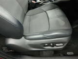 運転席です。パワーシート搭載。微妙な調整が手軽にでき、最適なポジションで運転することが可能です。