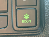 ECONのスイッチがついています。エコモードにすれば、運転の仕方によるロスを抑え込み、燃費良く走行できるように各部を制御します。