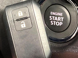 【キーレススタートシステム】カバンやポケットに入れたままでもドアの施錠・解錠が可能なスマートキーを装備。エンジンのオン・オフ時もカギを取り出す必要が無いからとっても便利です♪