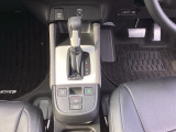 運転席周辺のスマートなレイアウトが、操作のしやすさを実現。快適なドライブをサポートします。手元で操作ができる、電子制御パーキングブレーキ。
