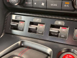 GT-Rのマルチハイパフォーマンスを最大限に引き出すセットアップスイッチです!トランスミッション、ショックアブソーバー、VDC-Rのそれぞれ3段階のモード切替が可能。さまざまな路面に対応できます。