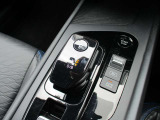 操作性の良い電制シフトレバーでスムーズにシフトチェンジできます
