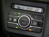 【オートエアコン】車内温度を感知して自動で温度調整をしてくれるのでいつでも快適な車内空間を創り上げます!どの席に座っても快適なドライブが楽しめます♪