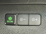 ECONのスイッチがついています。エコモードにすれば、運転の仕方によるロスを抑え込み、燃費良く走行できるように各部を制御します。