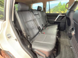 後部座席も気になるようなキズ・汚れやへたり等、大きなダメージはなく、良好な状態です。