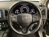 ハンドルにHondaセンシング系のクルーズコントロールやレーンキープアシストなどのスイッチと、オーディオの操作スイッチが装備されています。ハンドルから手を離さず安全に操作できます。