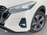 【LEDヘッドライト】悪天候や夜間走行時も良好な視界を確保し安心して運転できる高輝度LEDヘッドライトを装備!点灯速度が早く、消費電力も抑えられています。