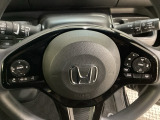 ハンドルにHondaセンシング系のクルーズコントロールやレーンキープアシストなどのスイッチと、オーディオの操作スイッチが装備されています。ハンドルから手を離さず安全に操作できます。